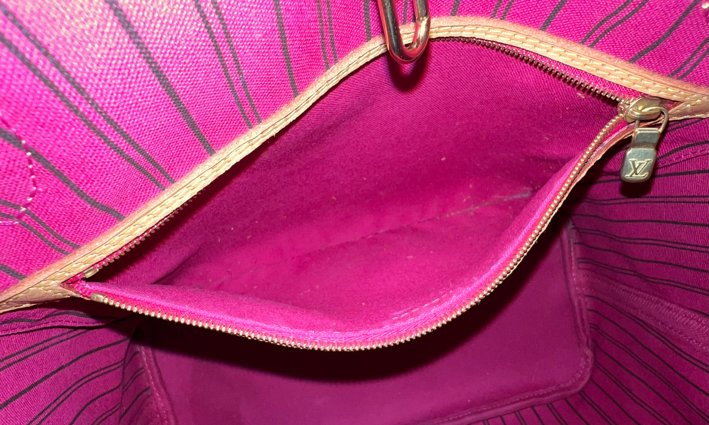 Monogram Neverfull MM (Pivione Interior)
