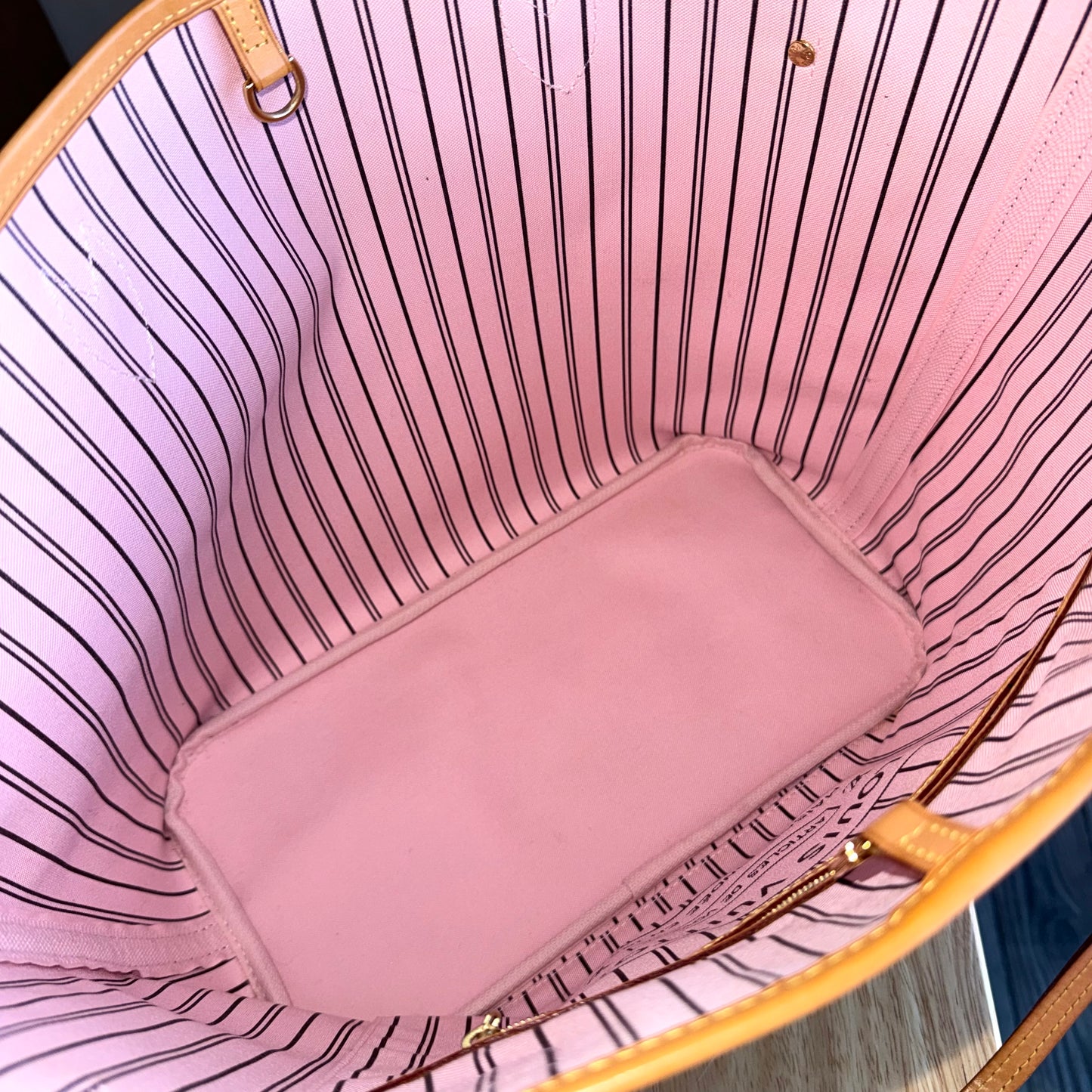 Monogram Neverfull MM - Rose Ballerine Interior