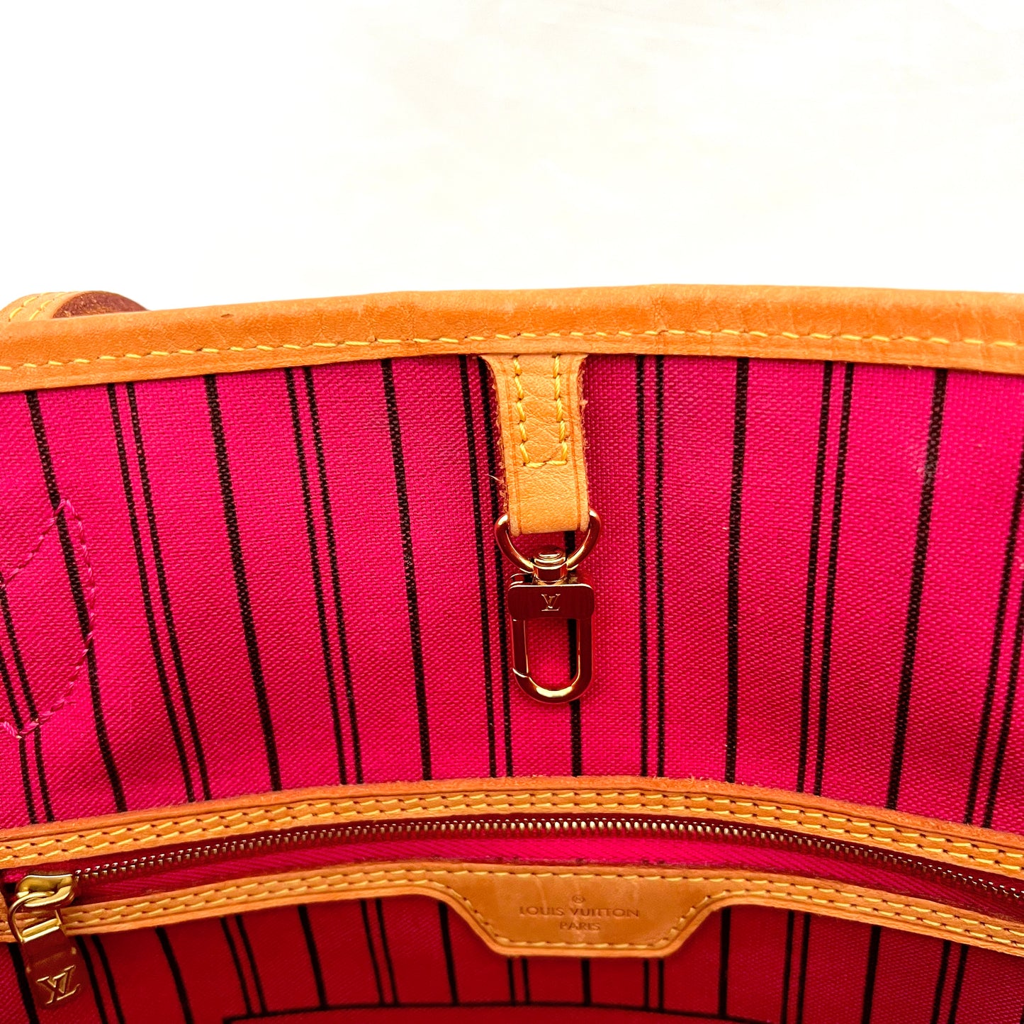 Monogram Neverfull MM (Pivione Interior)