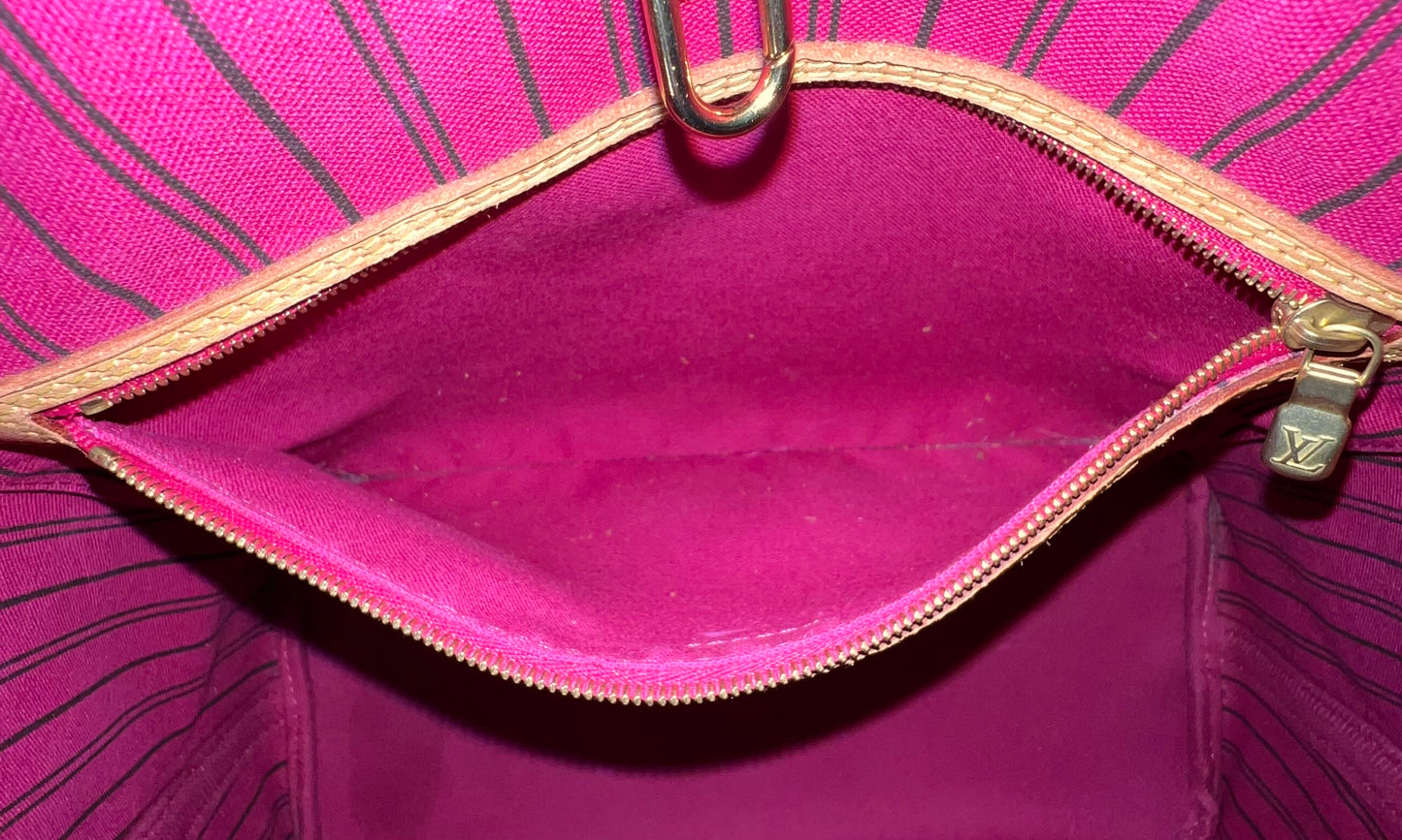 Monogram Neverfull MM (Pivione Interior)