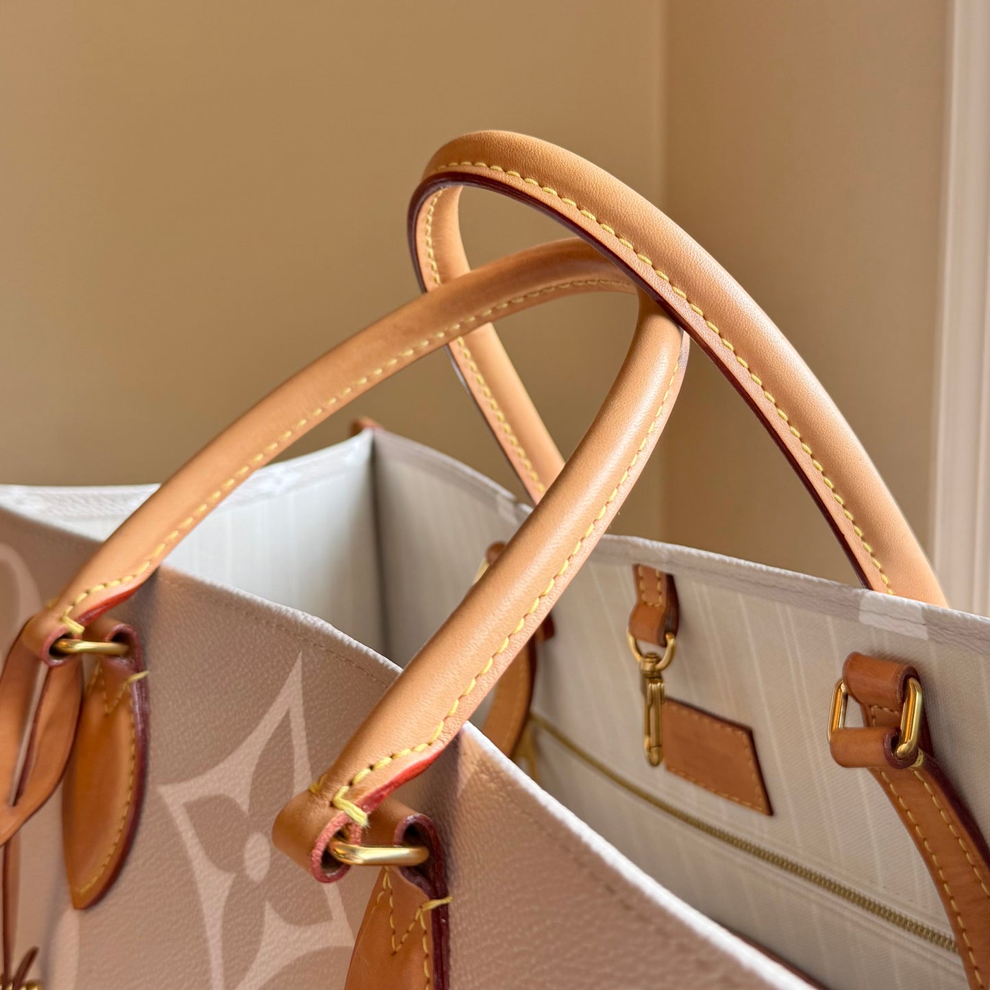 Giant Monogram On The Go GM - By The Pool Collection (Brume)