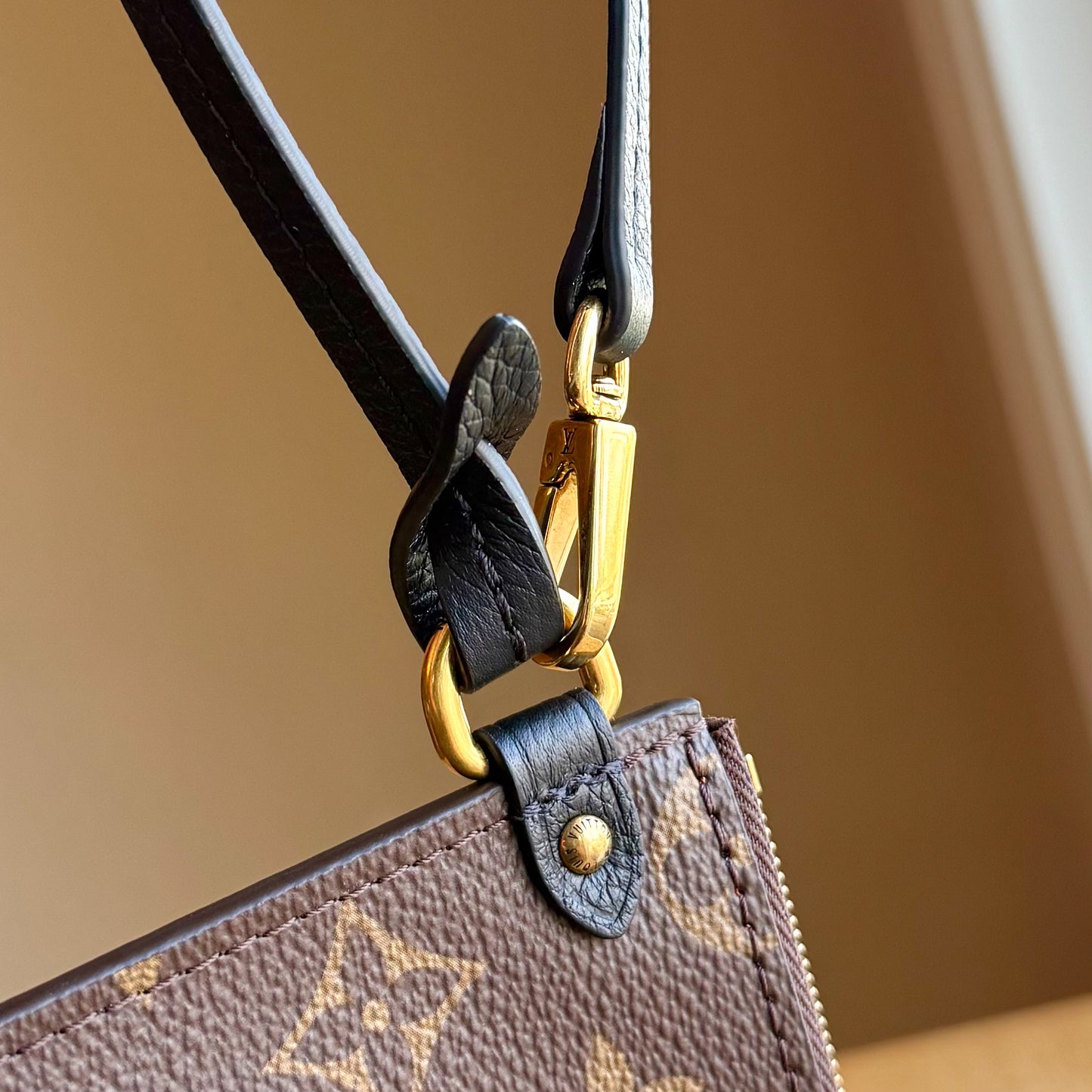 Black Low Key Hobo PM (Brand New)