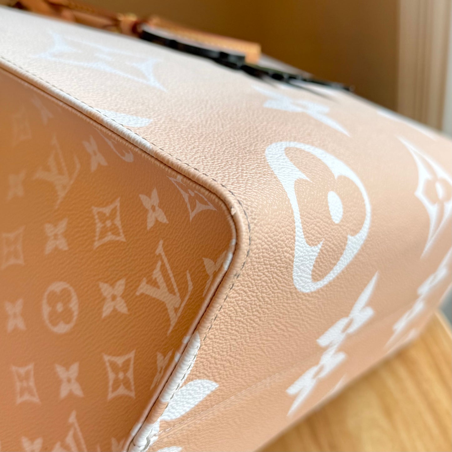 Giant Monogram On The Go GM - By The Pool Collection (Brume)