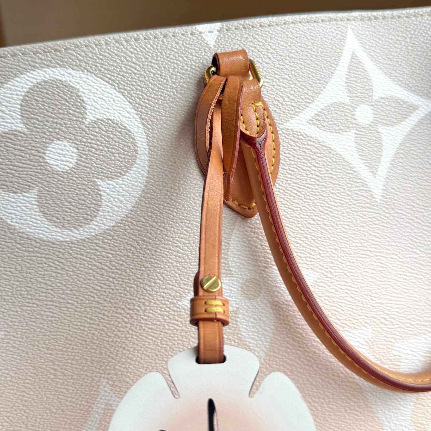 Giant Monogram On The Go GM - By The Pool Collection (Brume)