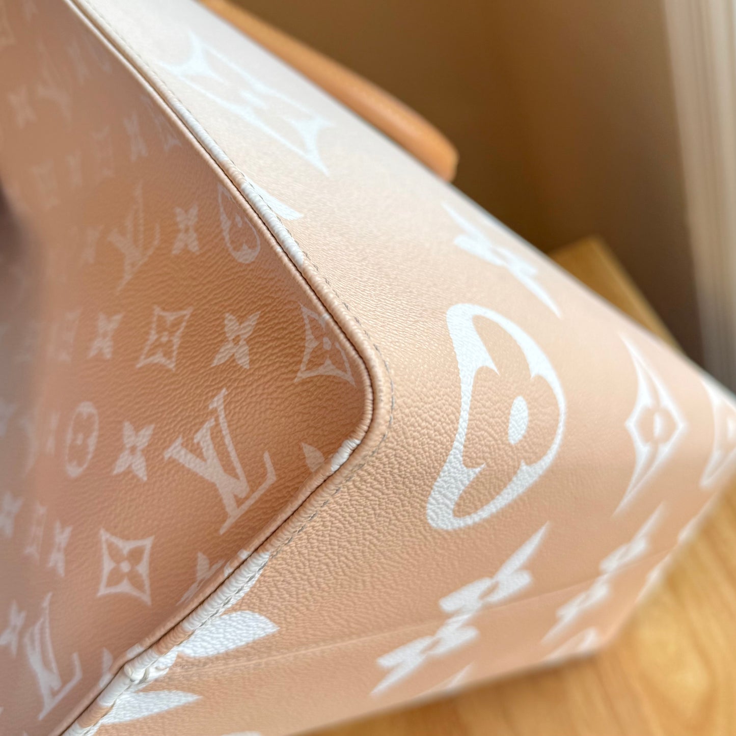 Giant Monogram On The Go GM - By The Pool Collection (Brume)