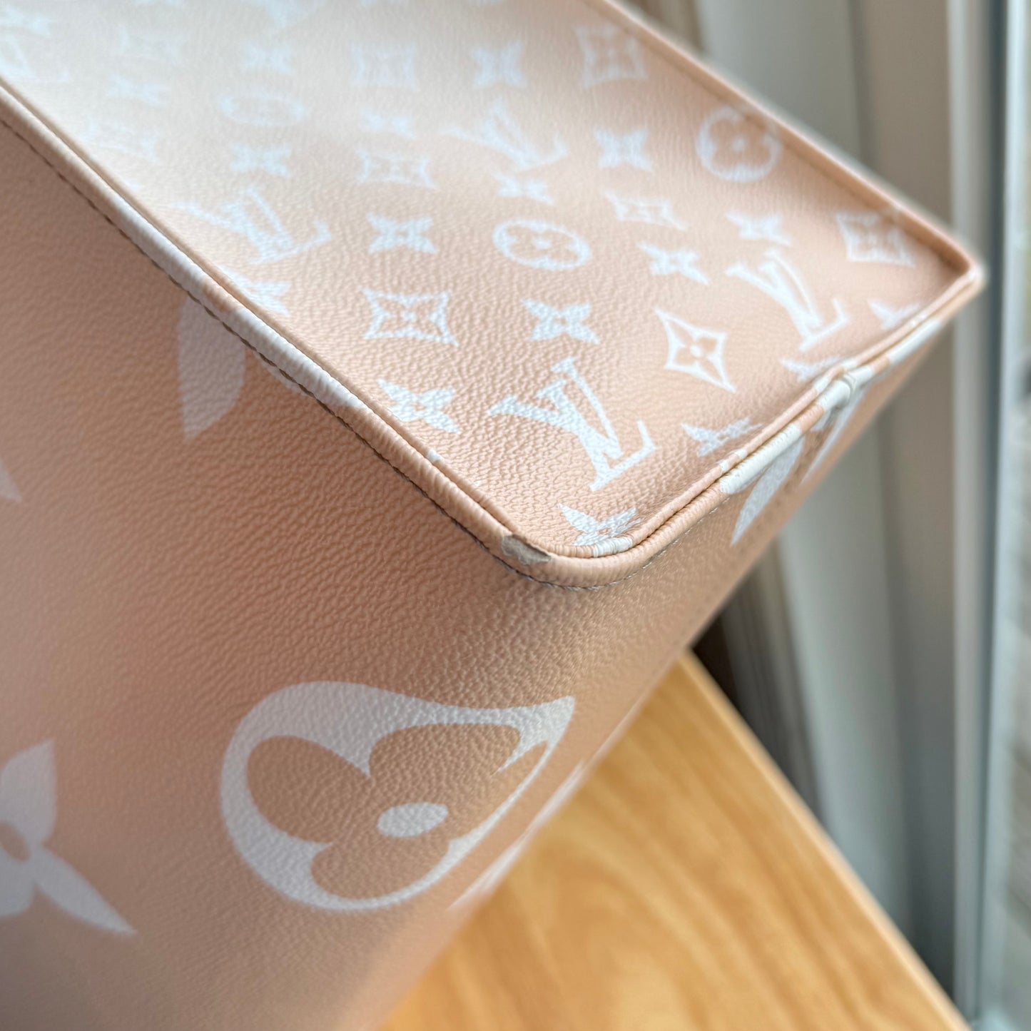 Giant Monogram On The Go GM - By The Pool Collection (Brume)