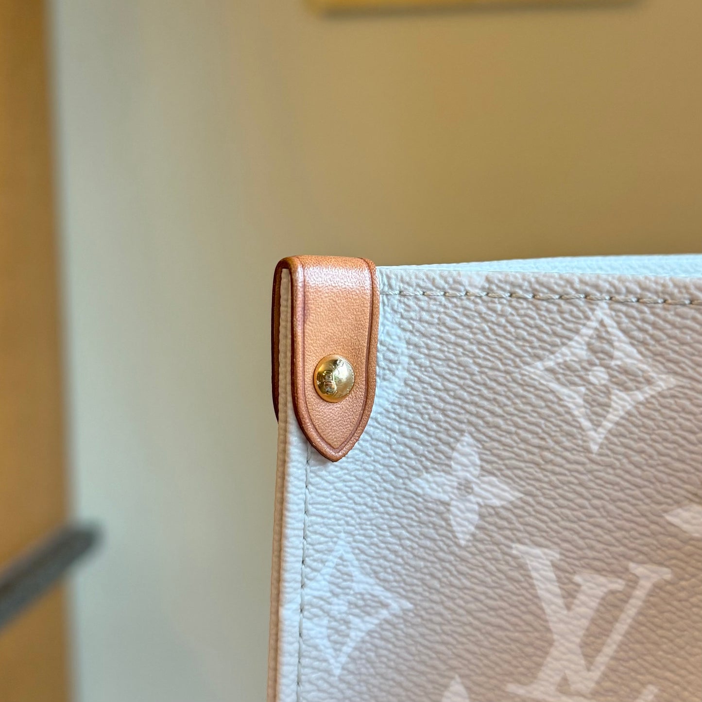 Giant Monogram On The Go GM - By The Pool Collection (Brume)