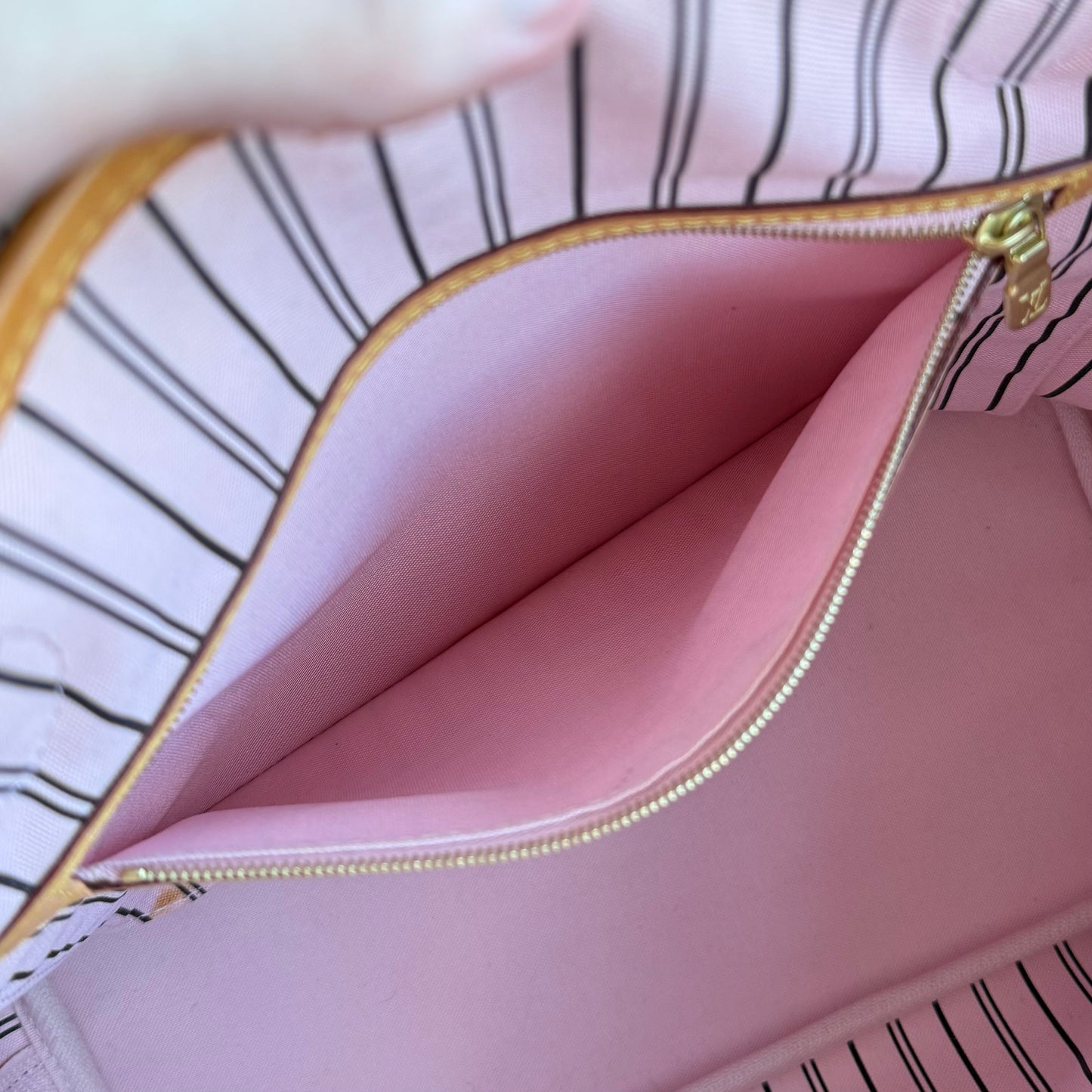 Monogram Neverfull MM - Rose Ballerine Interior