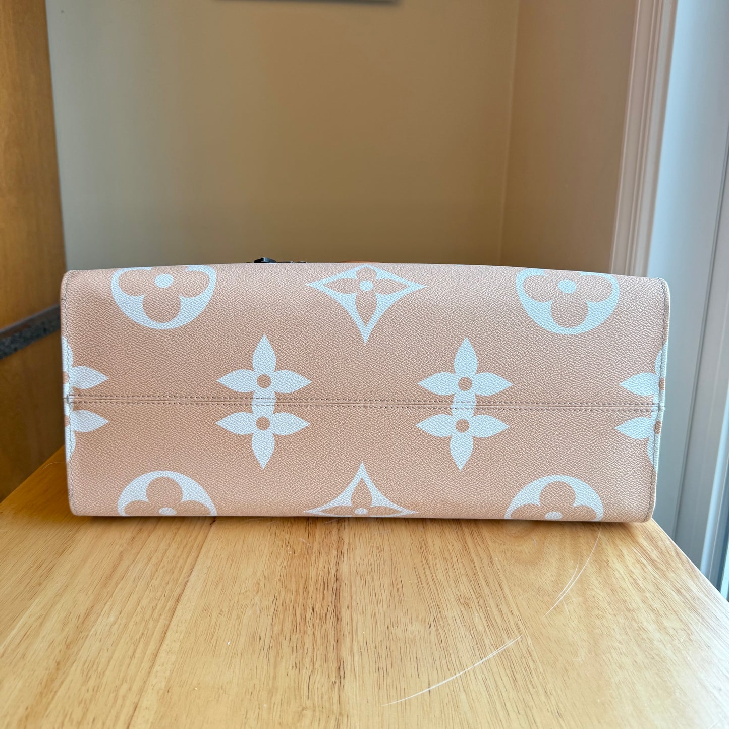 Giant Monogram On The Go GM - By The Pool Collection (Brume)