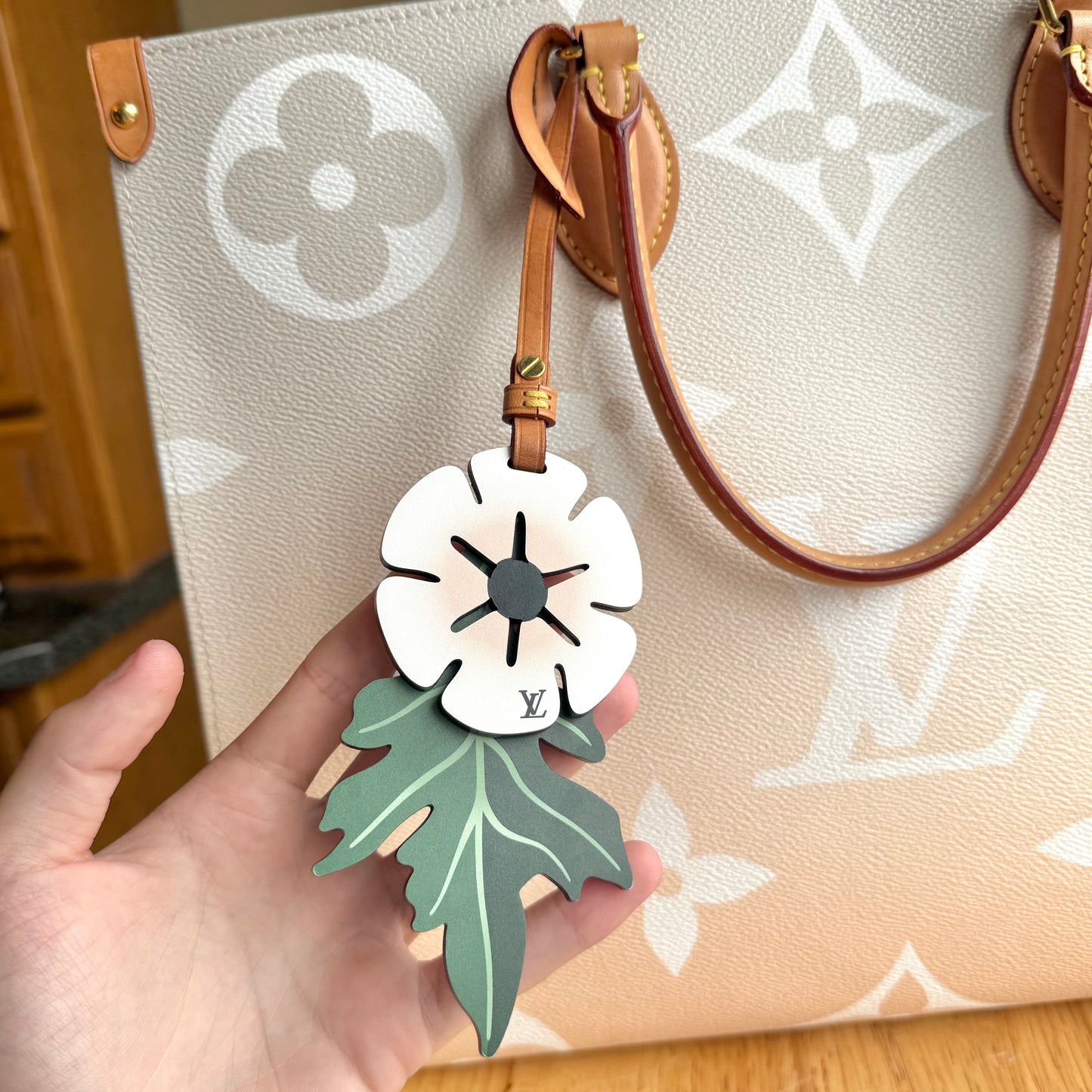 Giant Monogram On The Go GM - By The Pool Collection (Brume)