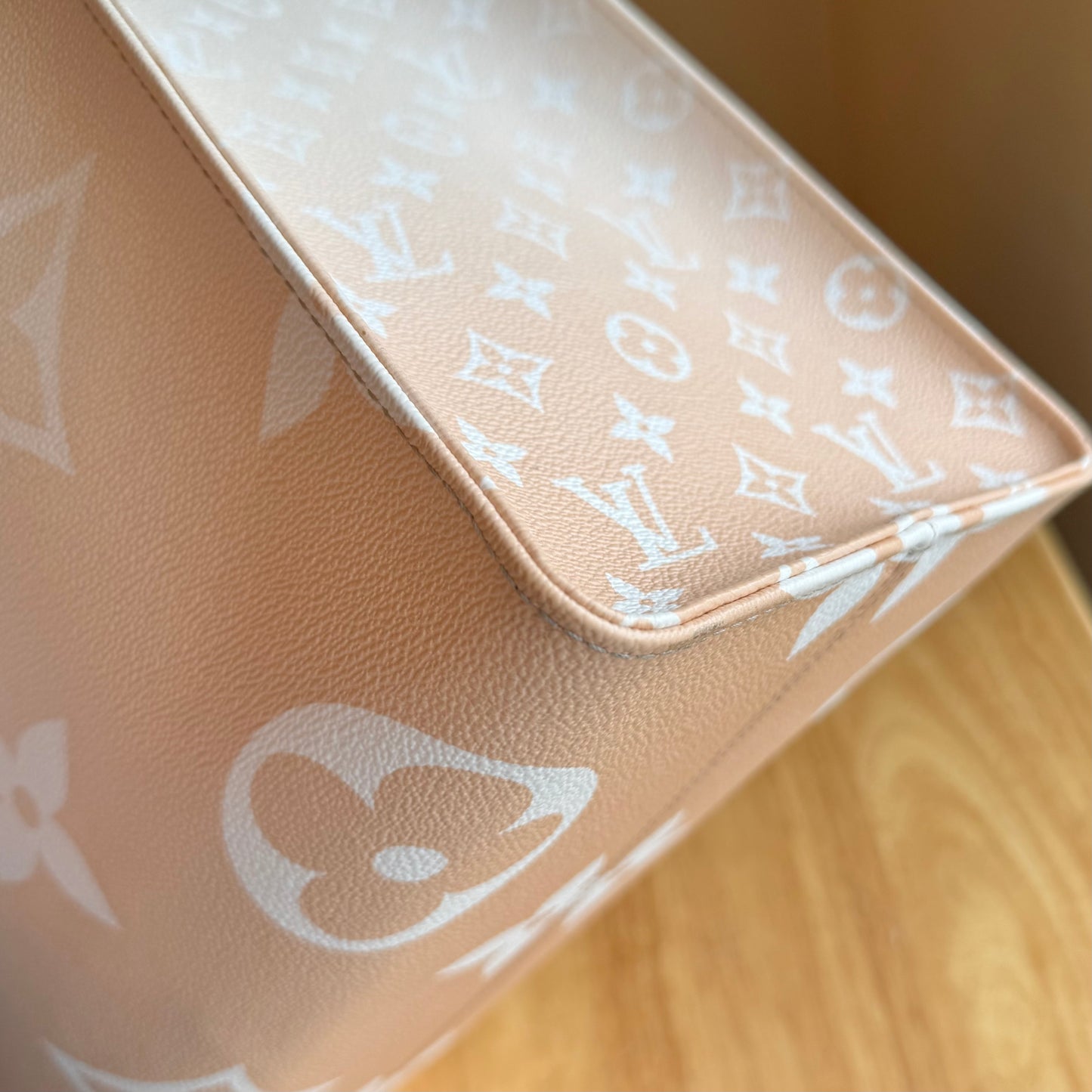 Giant Monogram On The Go GM - By The Pool Collection (Brume)