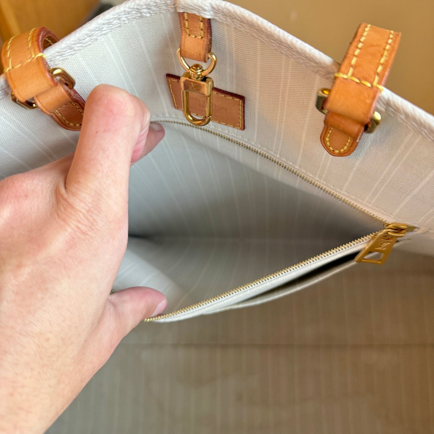 Giant Monogram On The Go GM - By The Pool Collection (Brume)