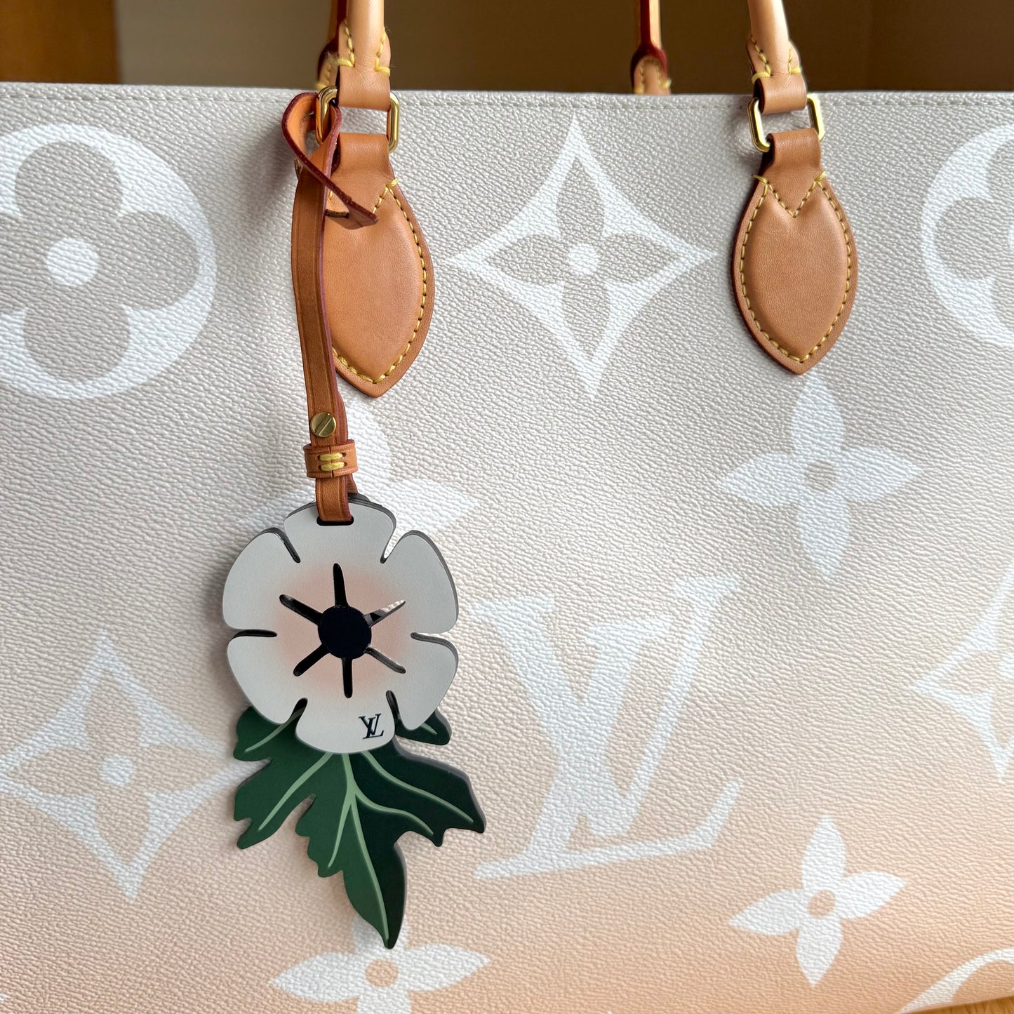 Giant Monogram On The Go GM - By The Pool Collection (Brume)