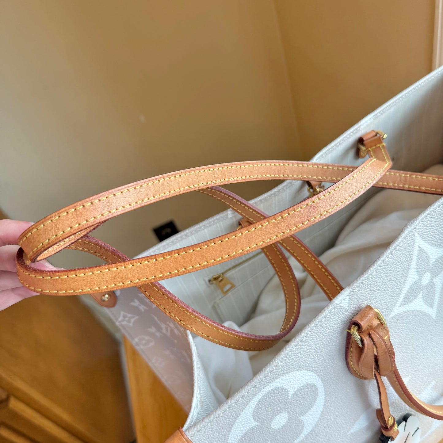 Giant Monogram On The Go GM - By The Pool Collection (Brume)