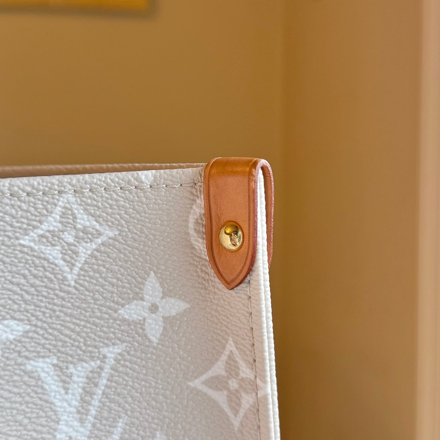 Giant Monogram On The Go GM - By The Pool Collection (Brume)